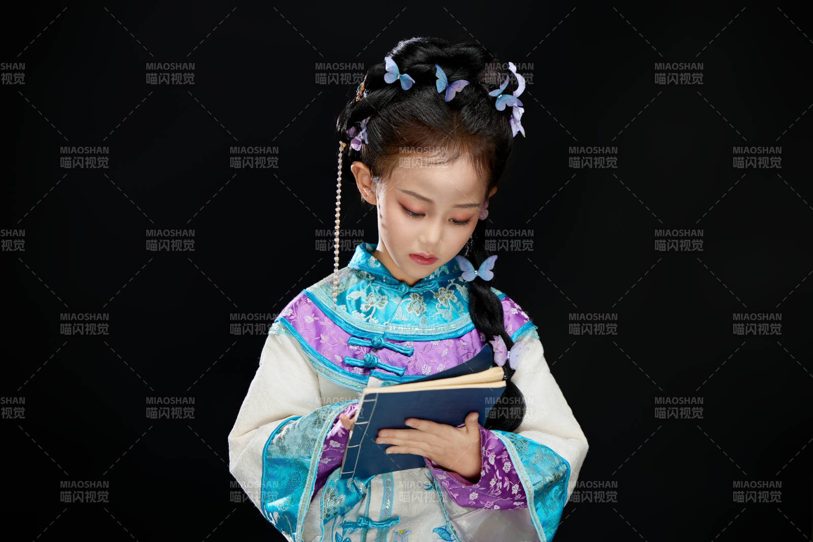 黑色背景下穿着中国明制汉服的中国女童图片