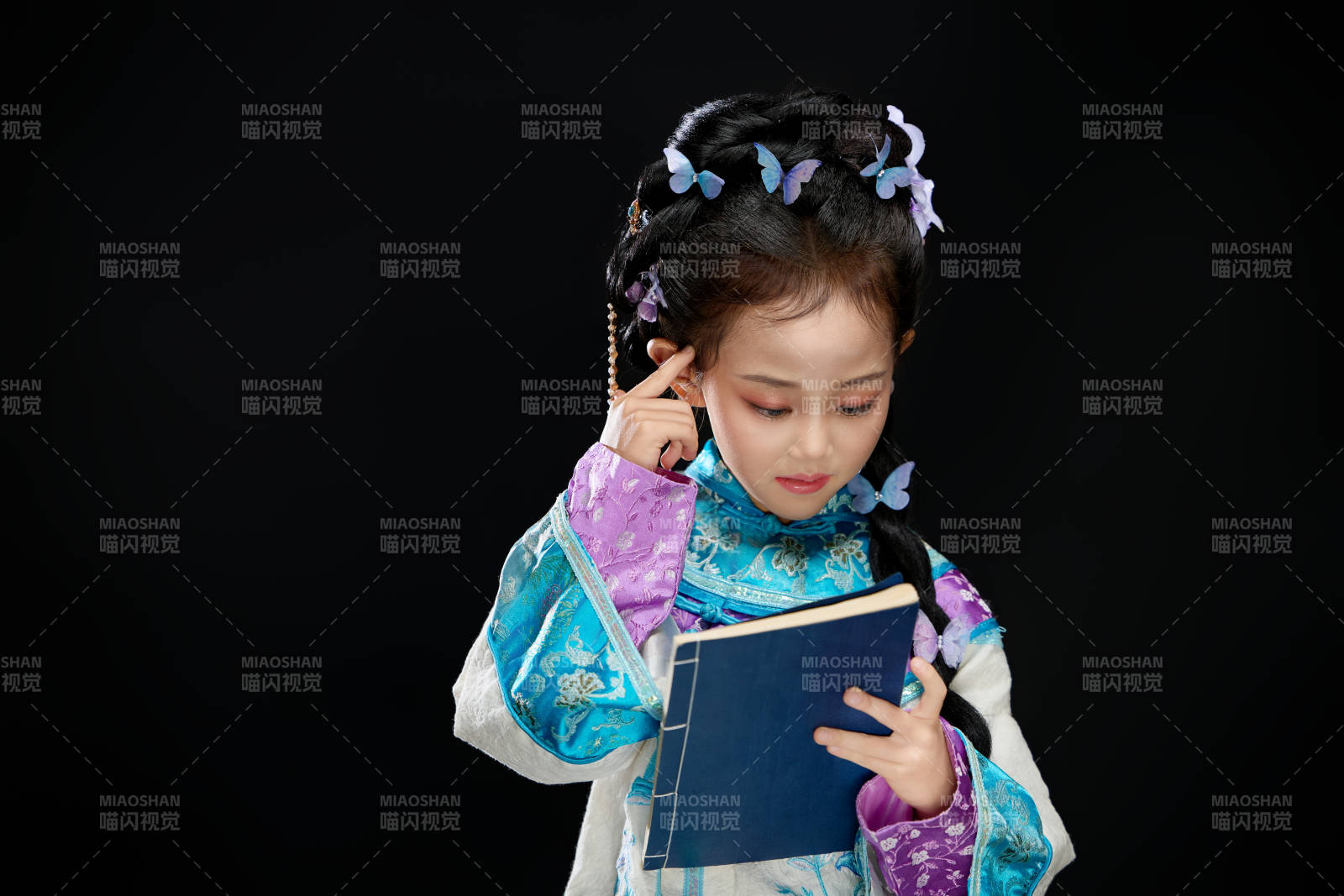 黑色背景下穿着中国明制汉服的中国女童图片