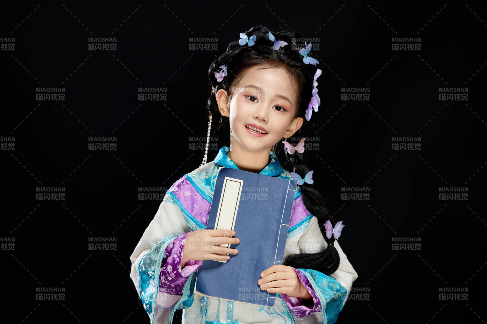 黑色背景下穿着中国明制汉服的中国女童图片