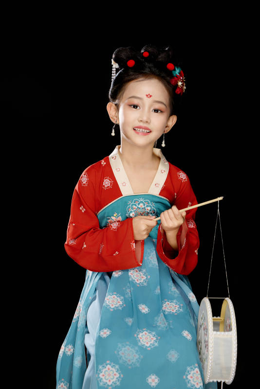 黑色背景下汉服装扮的中国女童图片