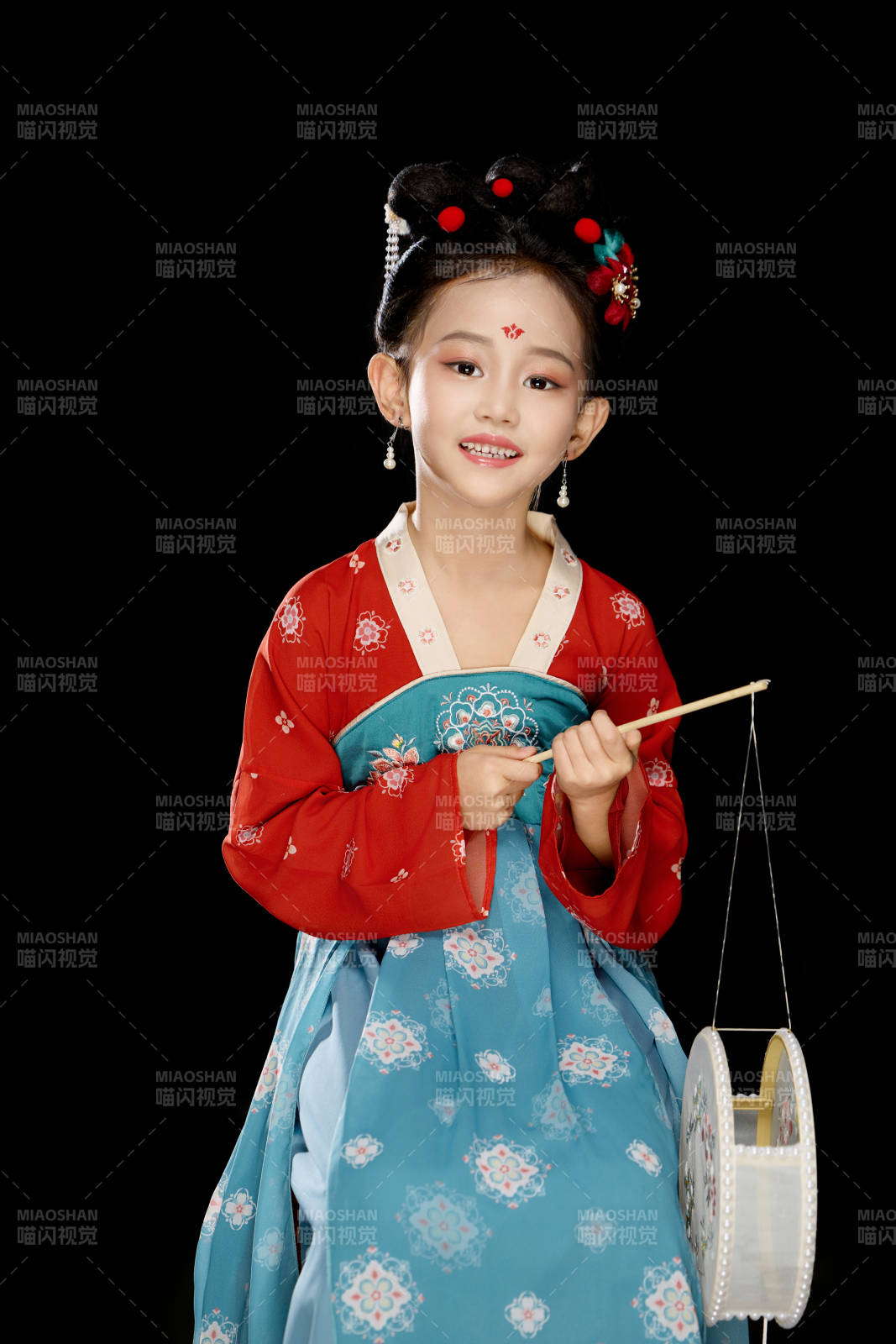 黑色背景下汉服装扮的中国女童图片