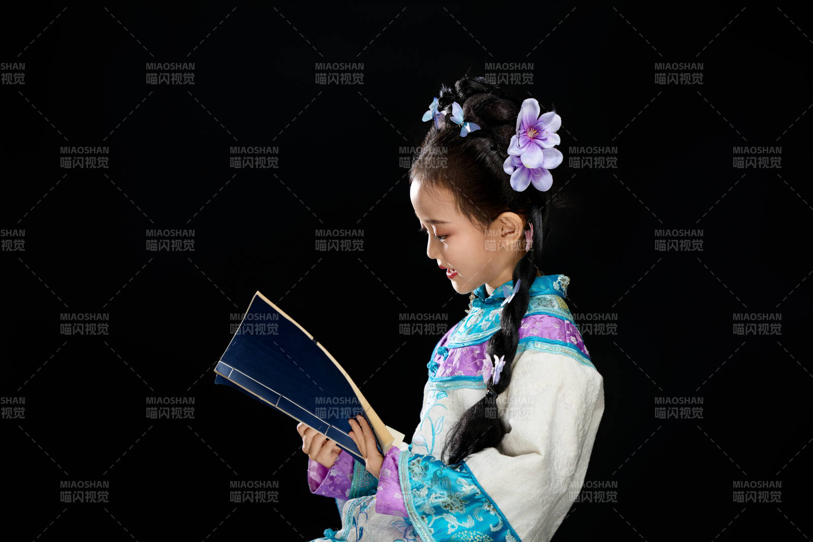 黑色背景下穿着中国明制汉服的中国女童图片