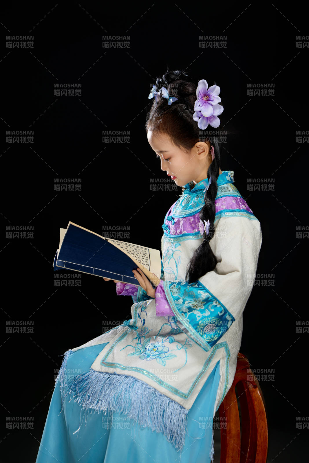 黑色背景下穿着中国明制汉服的中国女童图片