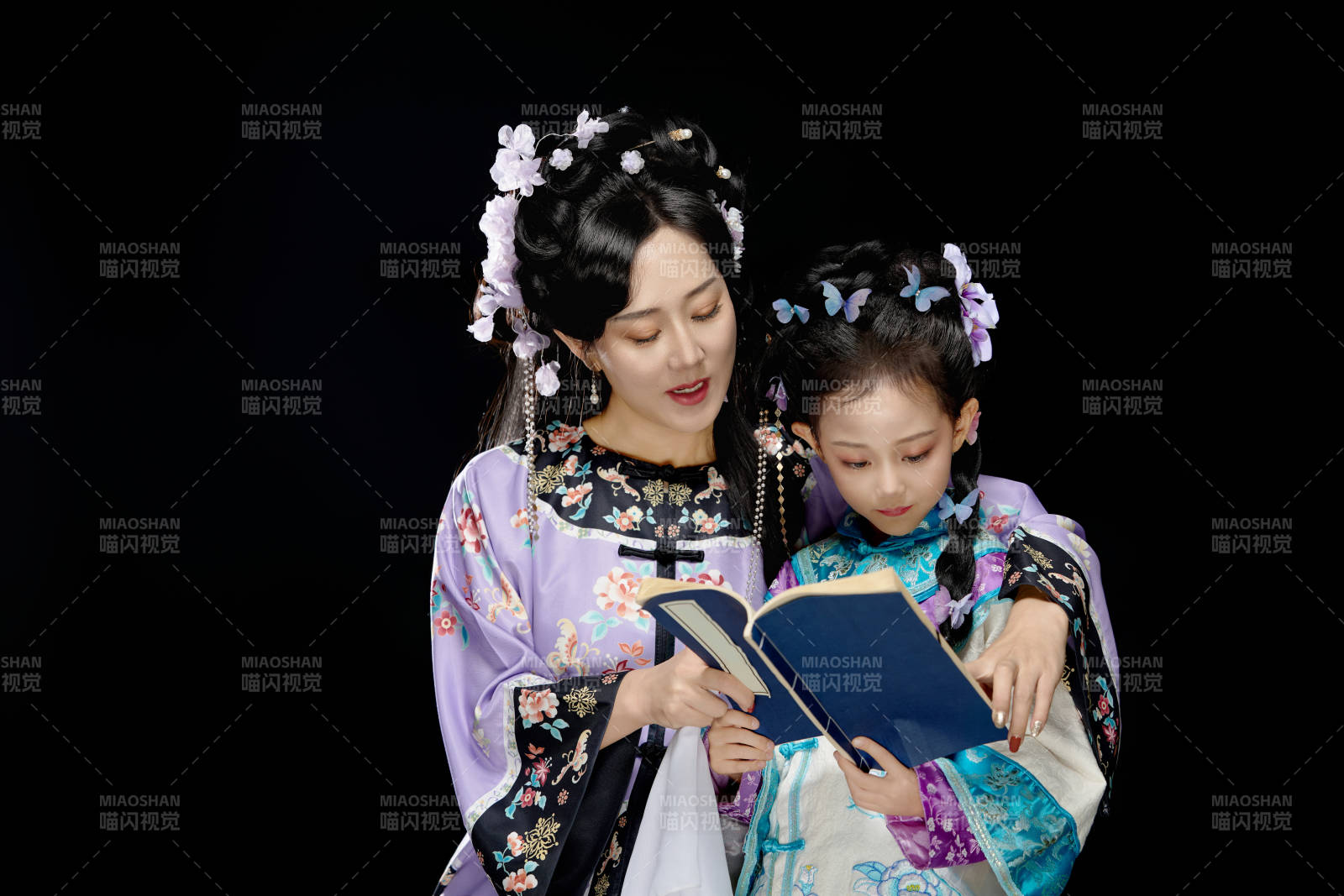 黑色背景下汉服装扮的中国母女亲子人像图片