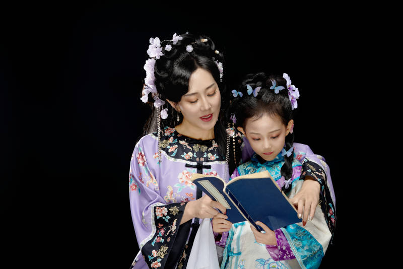 黑色背景下汉服装扮的中国母女亲子人像图片