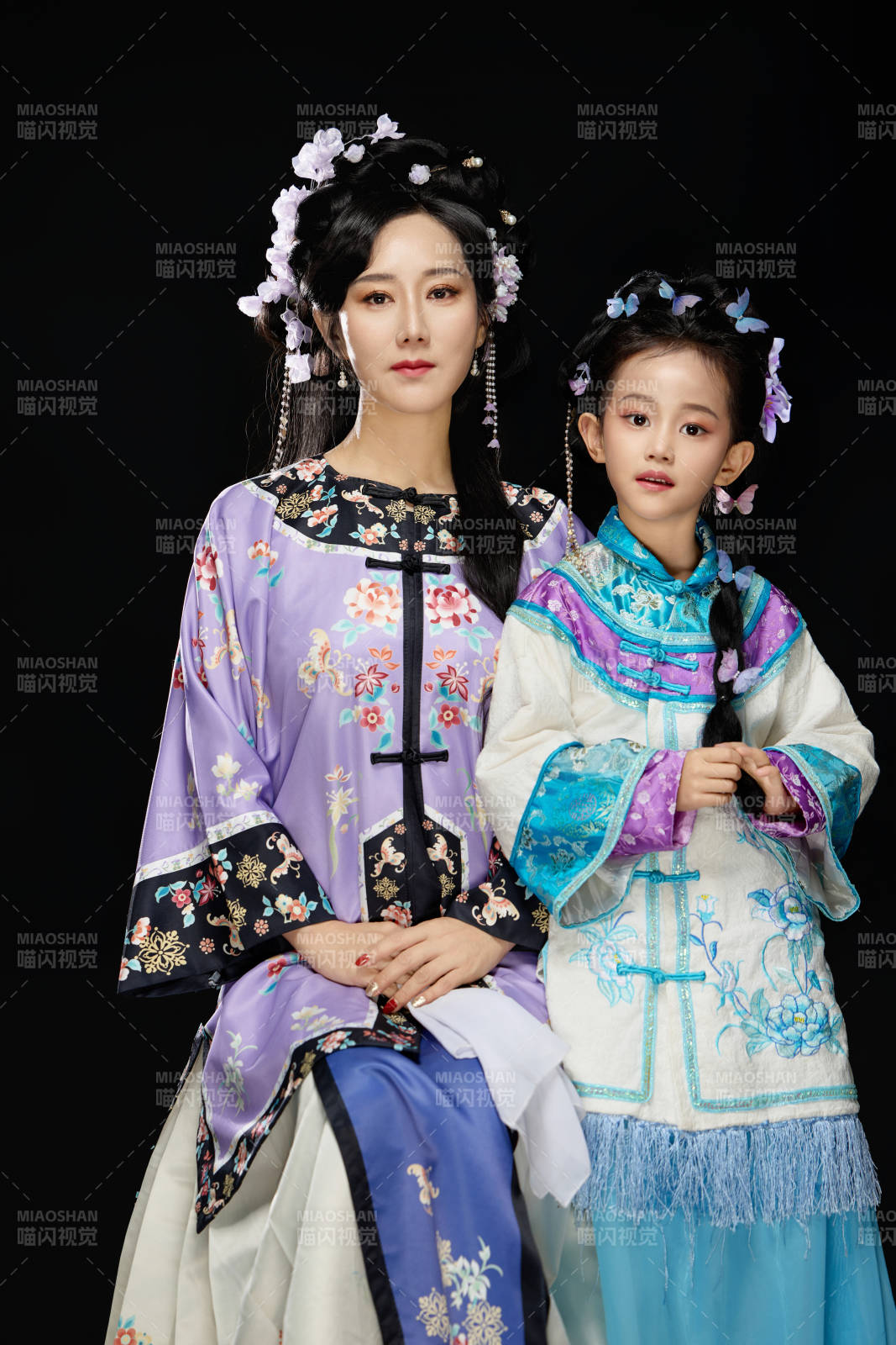 黑色背景下汉服装扮的中国母女亲子人像图片