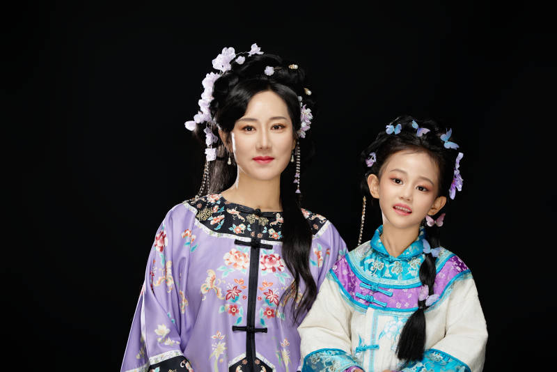 黑色背景下汉服装扮的中国母女亲子人像图片