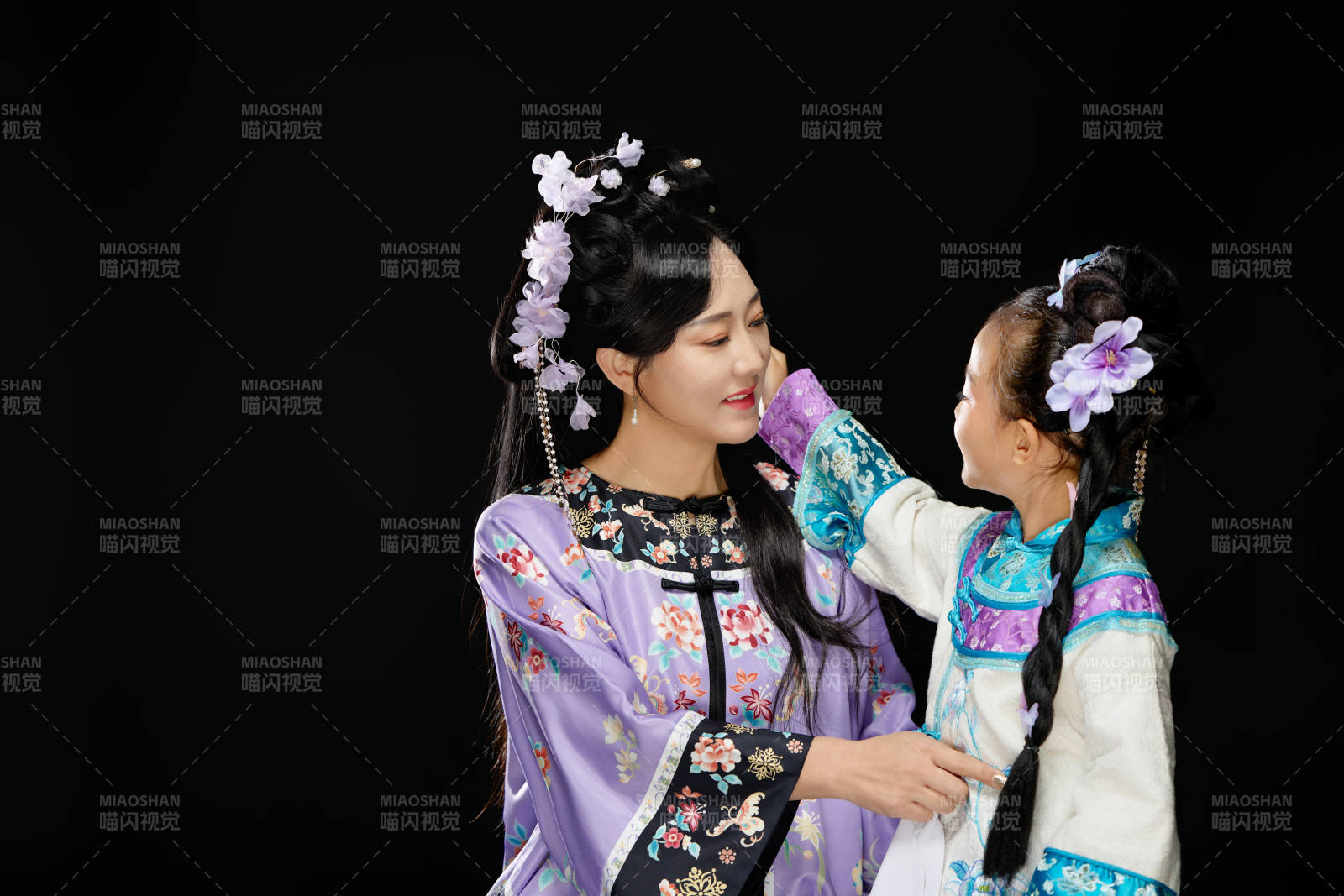 黑色背景下汉服装扮的中国母女亲子人像图片