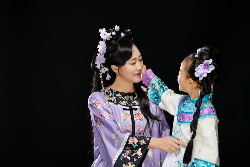 黑色背景下汉服装扮的中国母女亲子人像图片