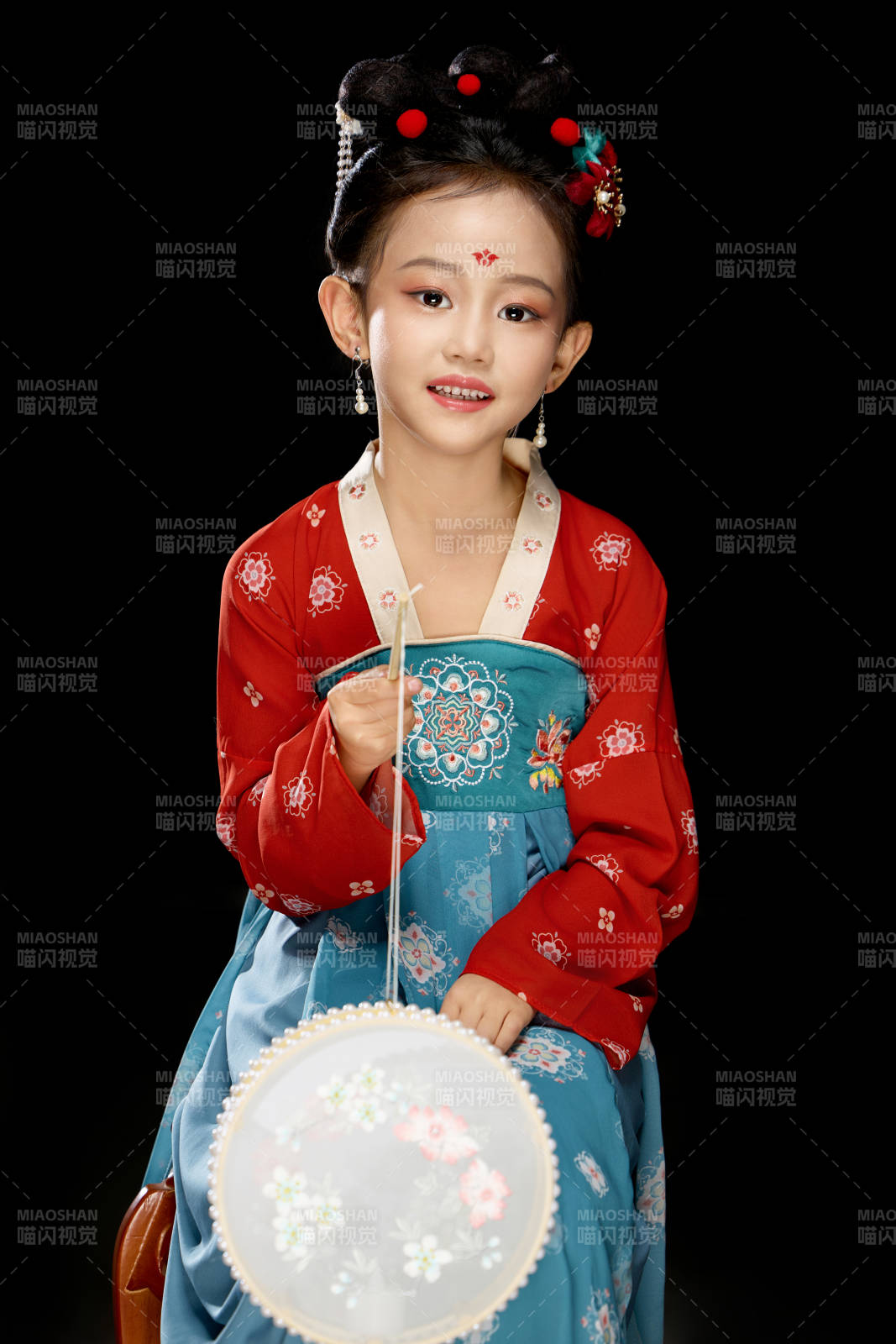 黑色背景下汉服装扮的中国女童图片