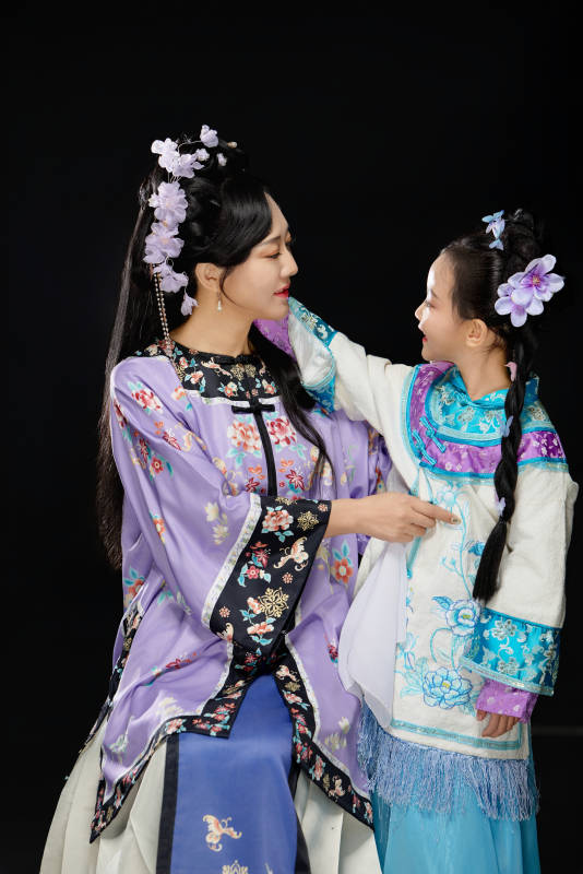 黑色背景下汉服装扮的中国母女亲子人像图片
