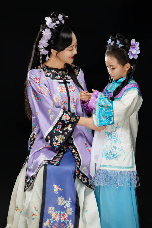 黑色背景下汉服装扮的中国母女亲子人像图片
