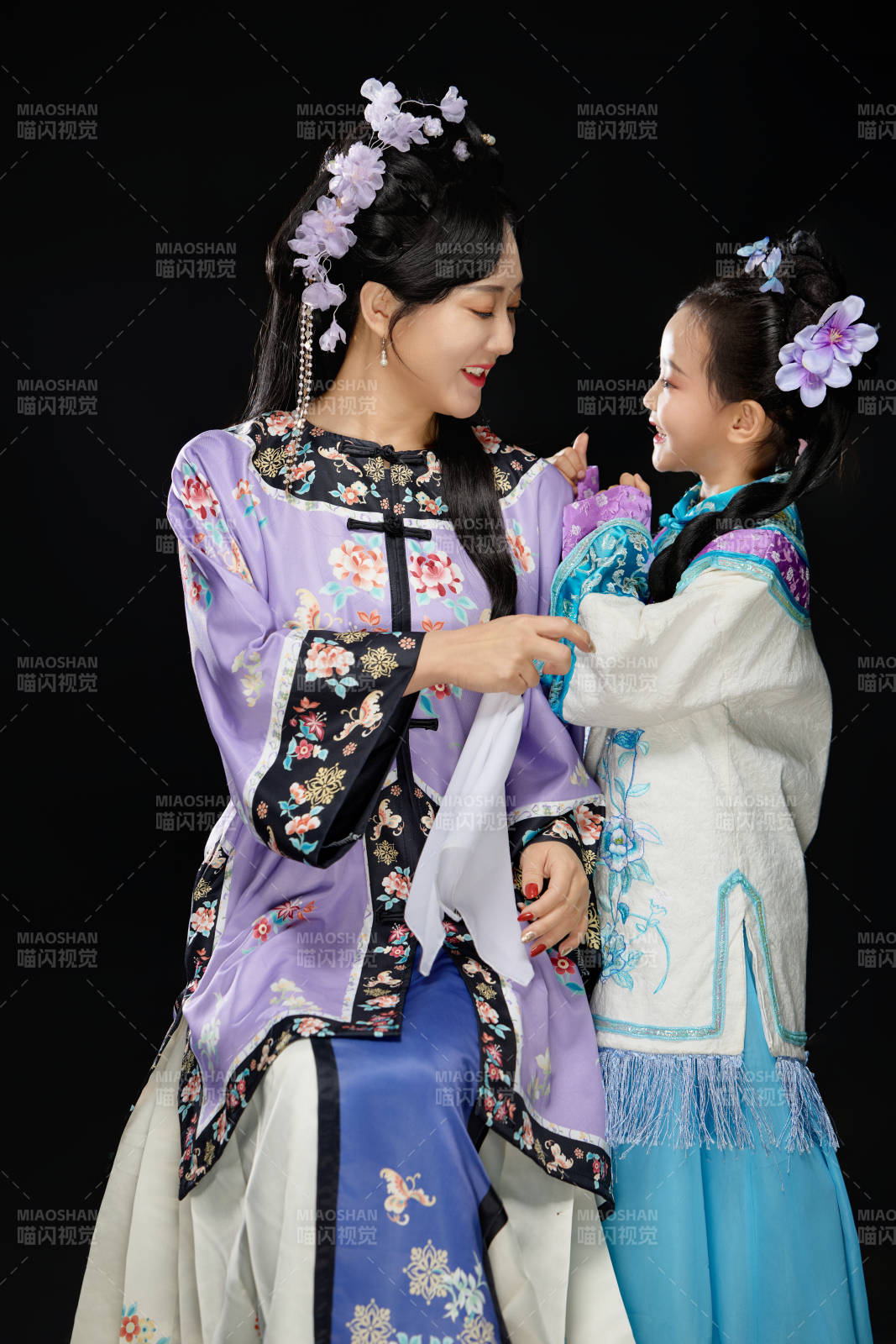 黑色背景下汉服装扮的中国母女亲子人像图片