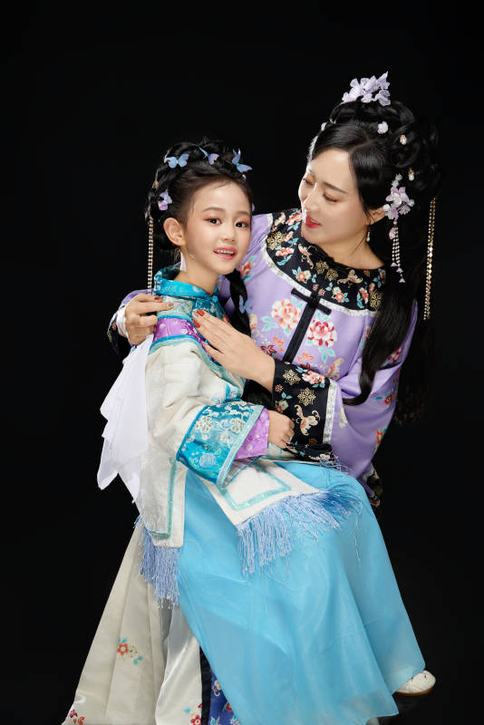 黑色背景下汉服装扮的中国母女亲子人像图片