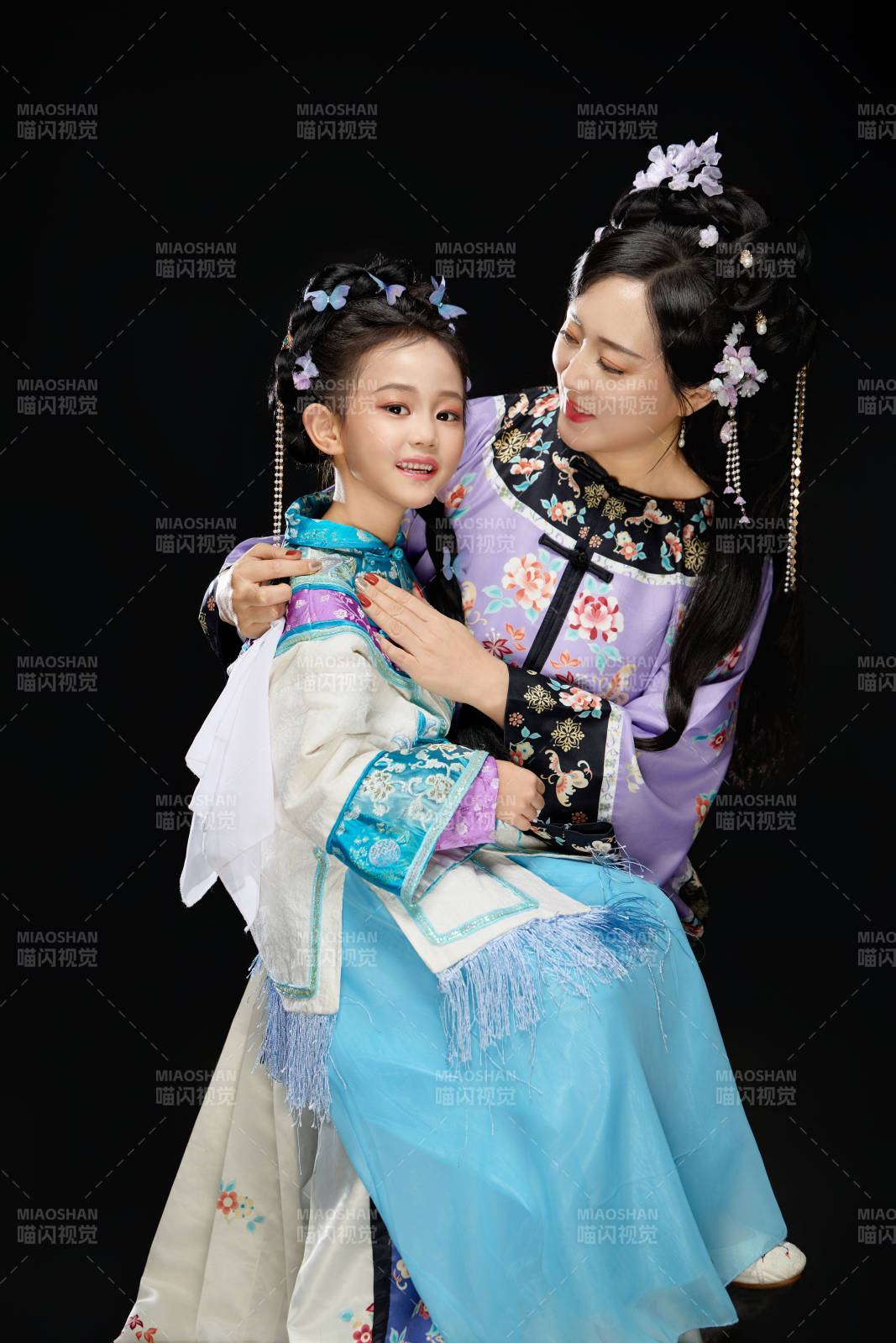 黑色背景下汉服装扮的中国母女亲子人像图片