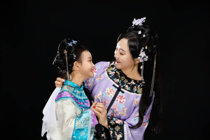 黑色背景下汉服装扮的中国母女亲子人像图片
