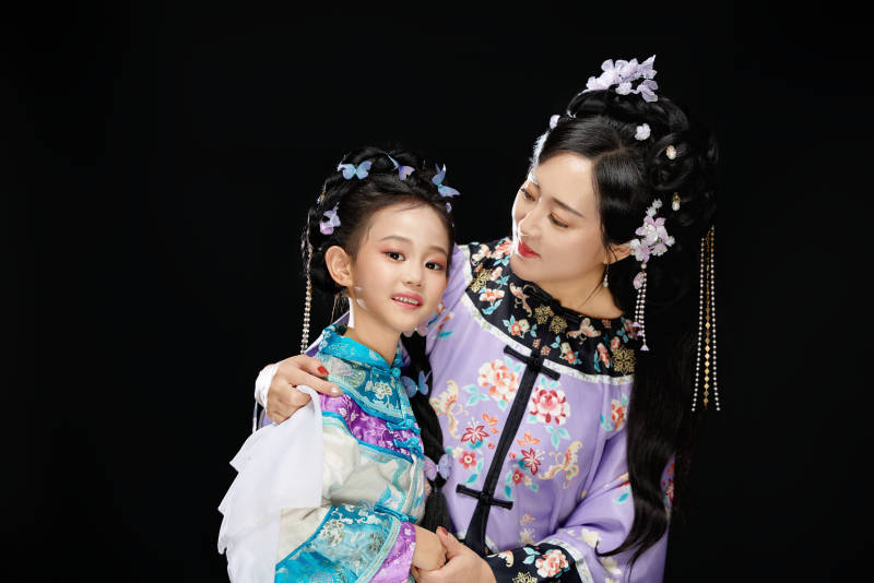 黑色背景下汉服装扮的中国母女亲子人像图片
