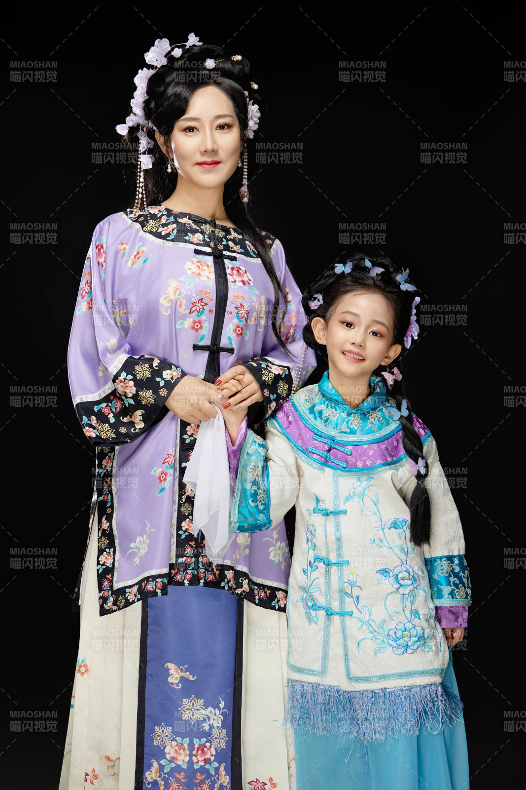 黑色背景下汉服装扮的中国母女亲子人像图片