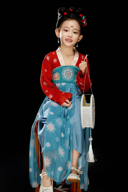 黑色背景下汉服装扮的中国女童图片