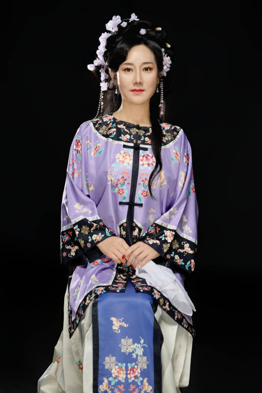 黑色背景下穿着中国明制汉服的中国女性图片