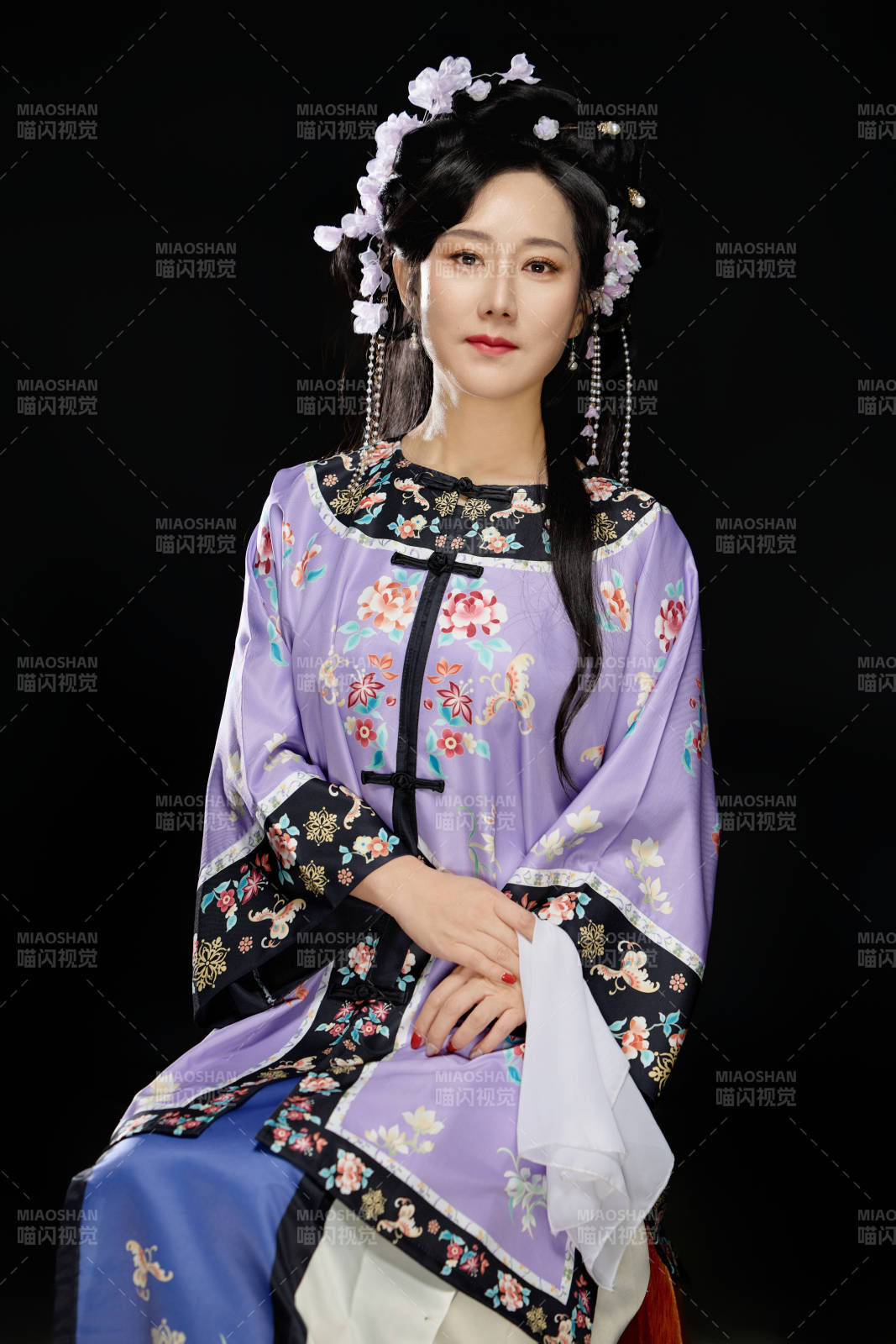 黑色背景下穿着中国明制汉服的中国女性图片