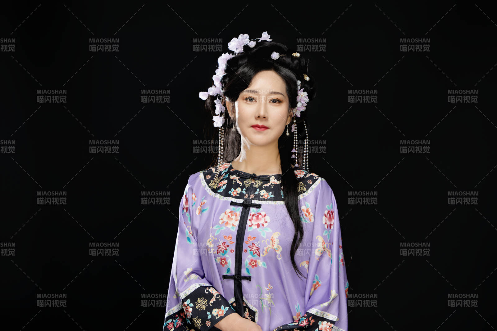 黑色背景下穿着中国明制汉服的中国女性图片