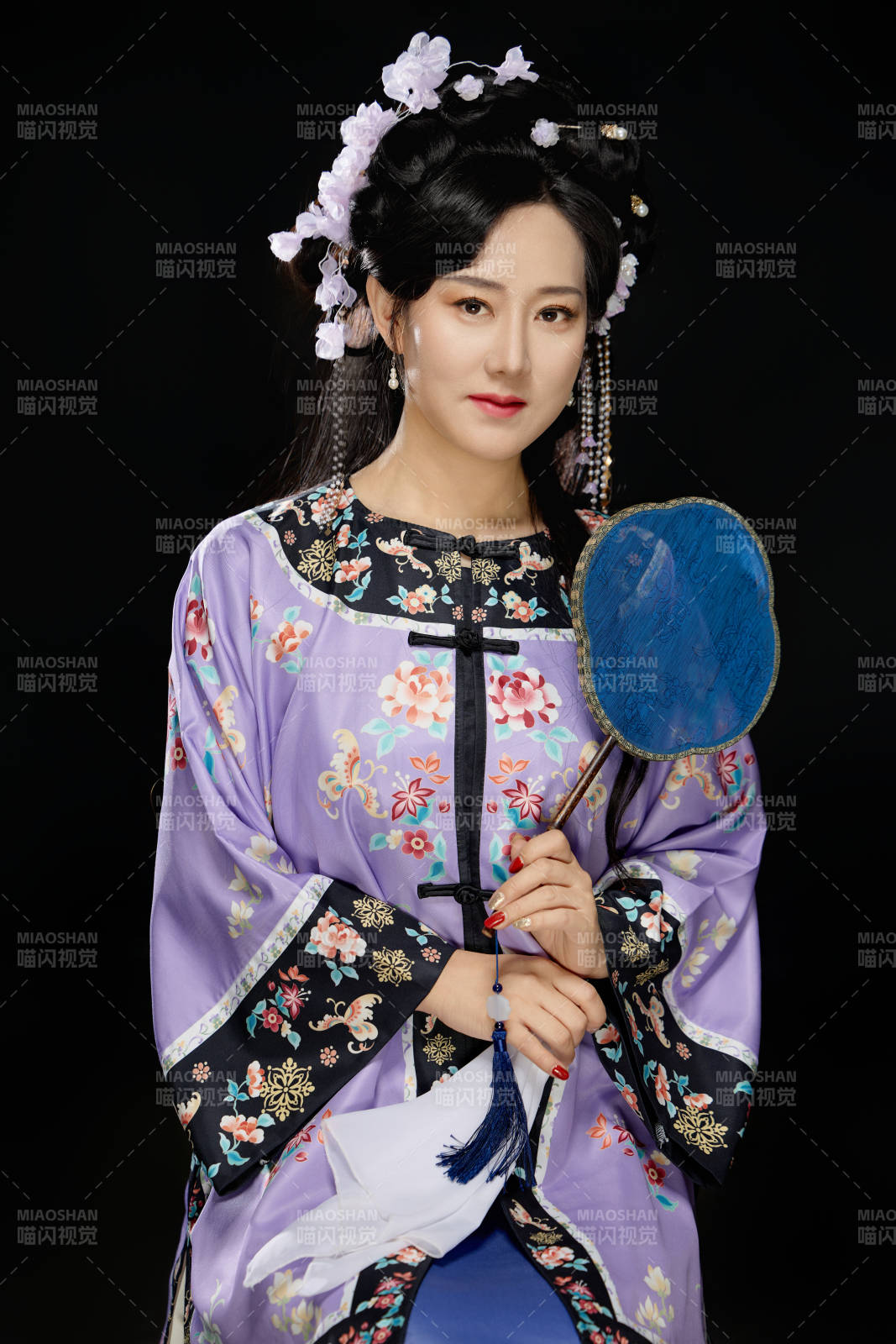 黑色背景下穿着中国明制汉服的中国女性图片