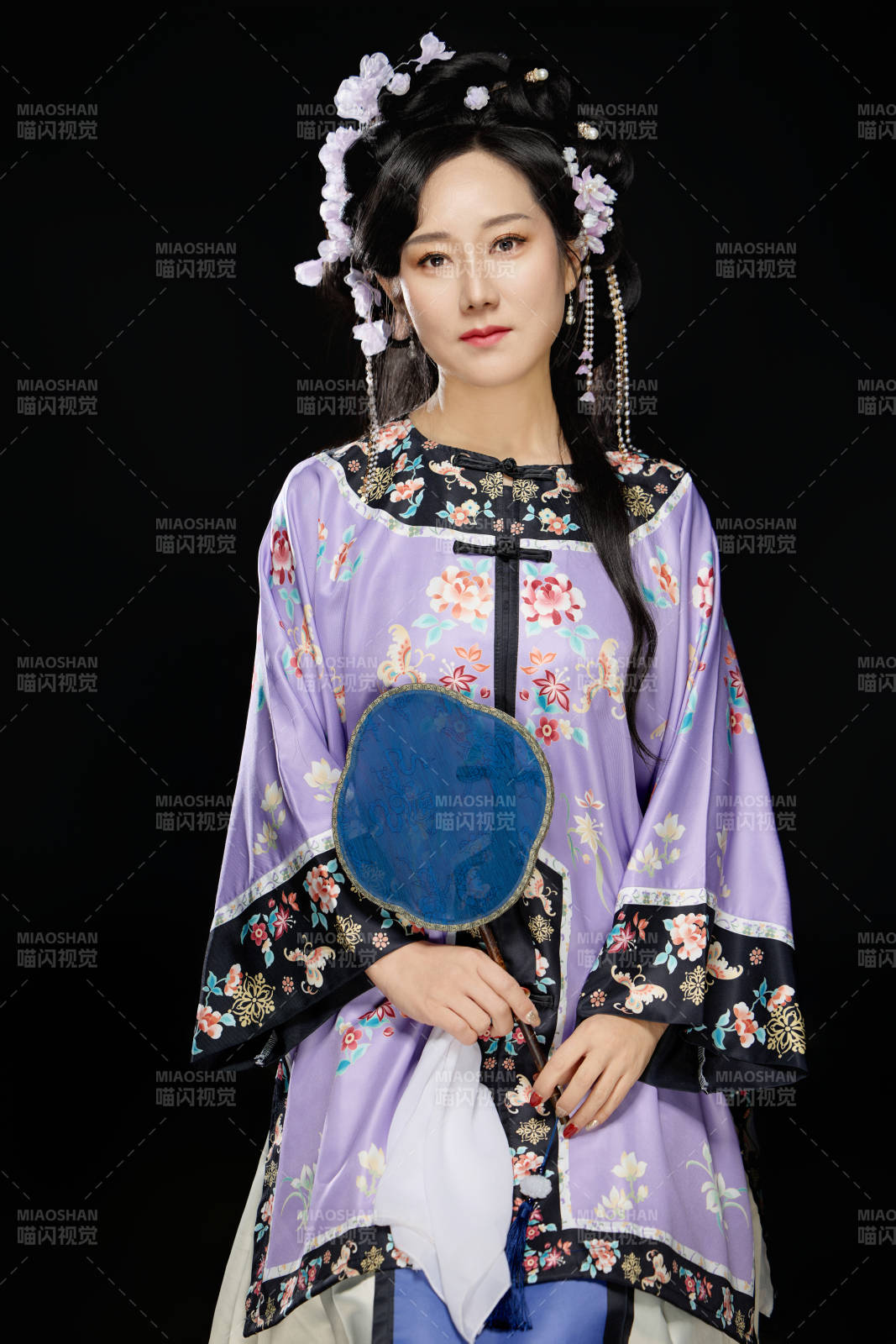 黑色背景下穿着中国明制汉服的中国女性图片