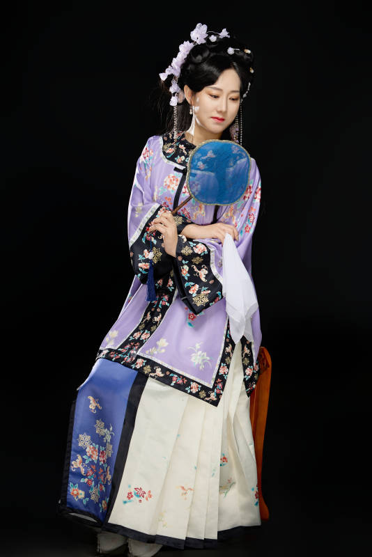 黑色背景下穿着中国明制汉服的中国女性图片