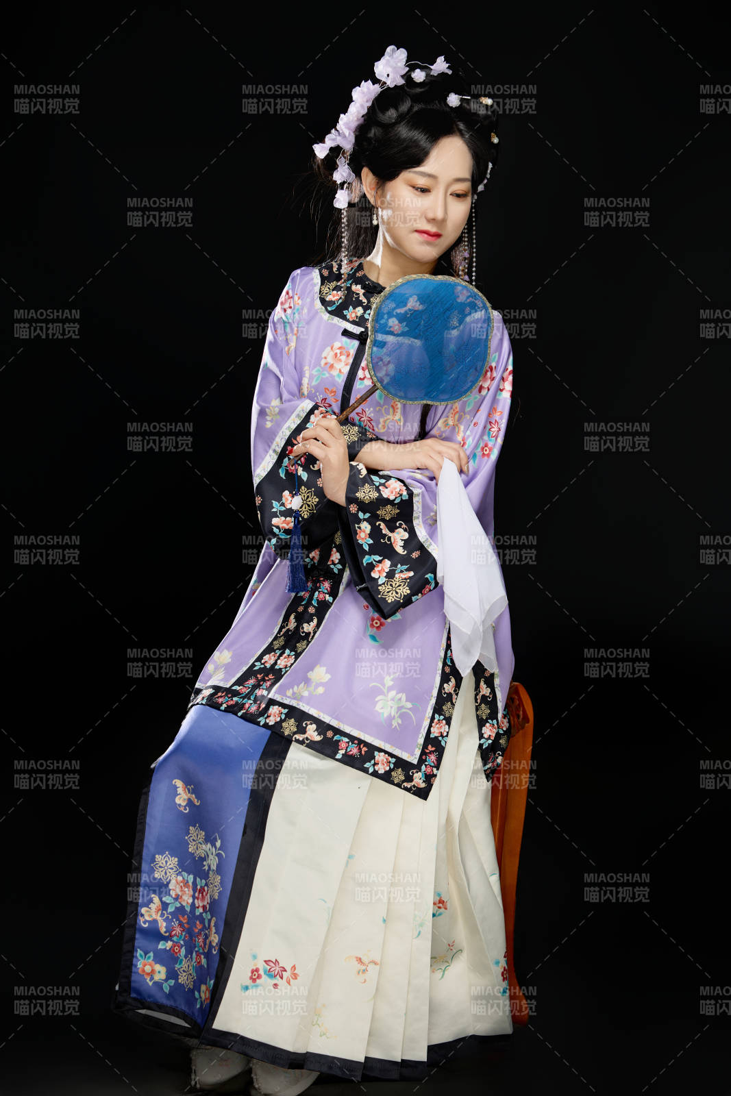 黑色背景下穿着中国明制汉服的中国女性图片