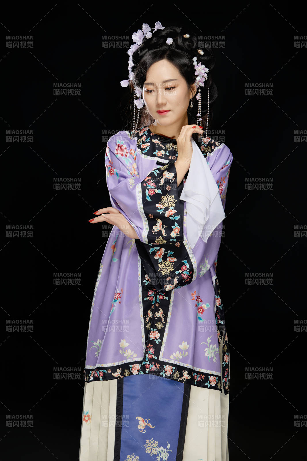 黑色背景下穿着中国明制汉服的中国女性图片