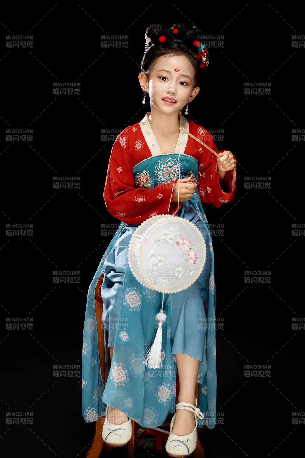 黑色背景下汉服装扮的中国女童图片