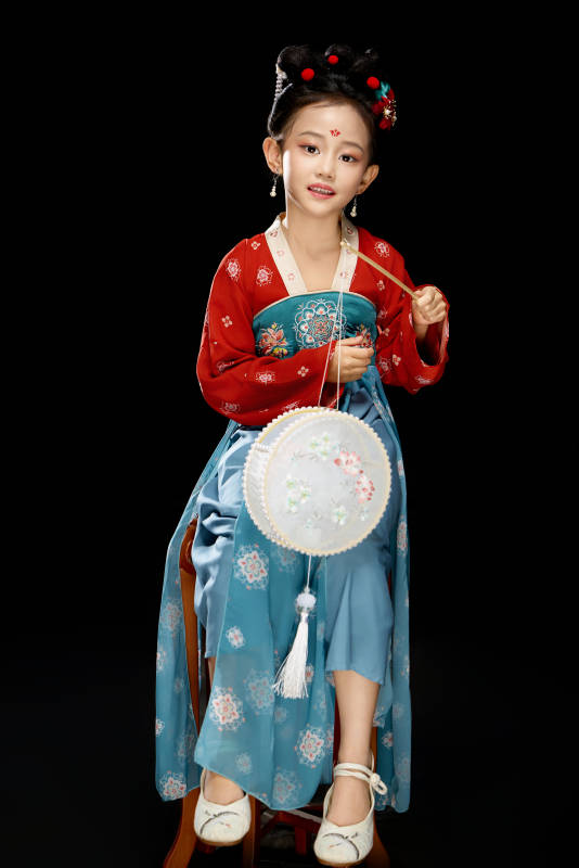 黑色背景下汉服装扮的中国女童图片