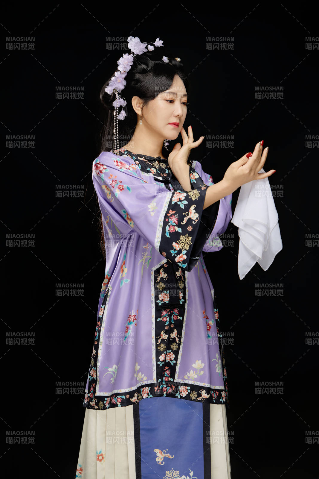 黑色背景下穿着中国明制汉服的中国女性图片