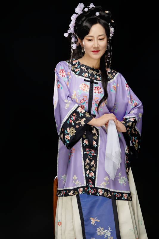 黑色背景下穿着中国明制汉服的中国女性图片