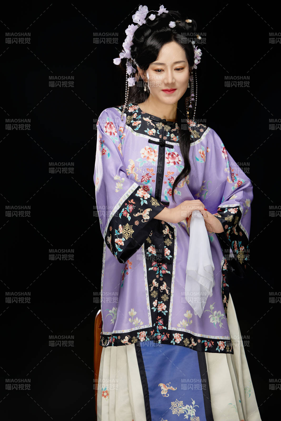 黑色背景下穿着中国明制汉服的中国女性图片