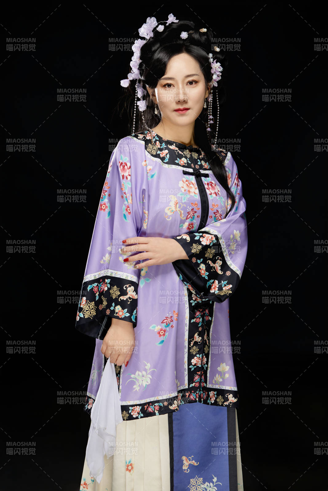 黑色背景下穿着中国明制汉服的中国女性图片