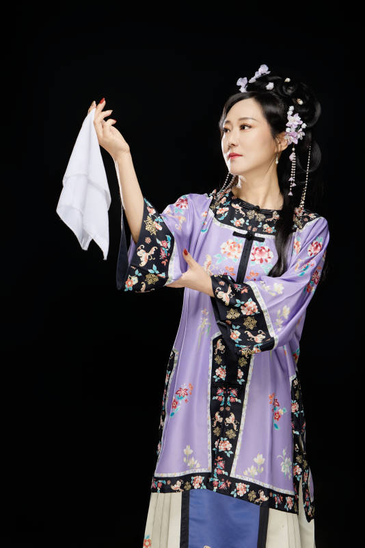 黑色背景下穿着中国明制汉服的中国女性图片