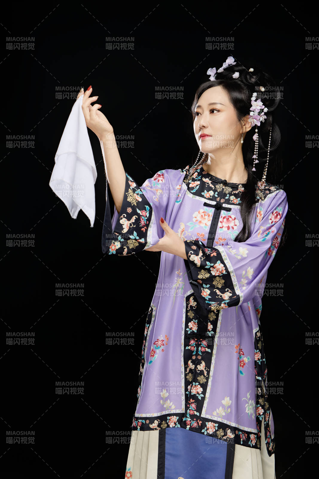 黑色背景下穿着中国明制汉服的中国女性图片