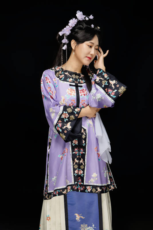 黑色背景下穿着中国明制汉服的中国女性图片