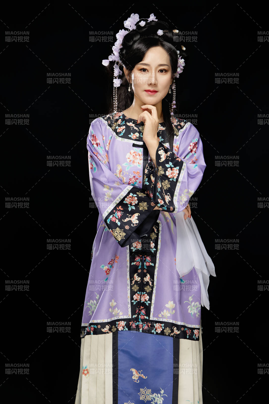 黑色背景下穿着中国明制汉服的中国女性图片