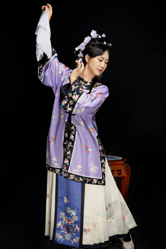 黑色背景下穿着中国明制汉服的中国女性图片