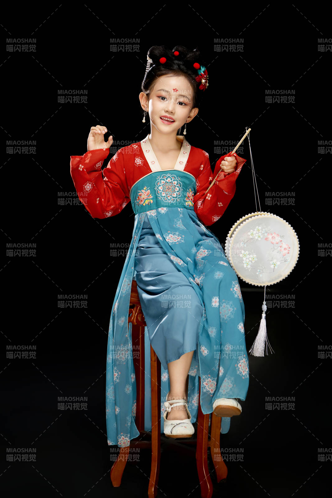 黑色背景下汉服装扮的中国女童图片