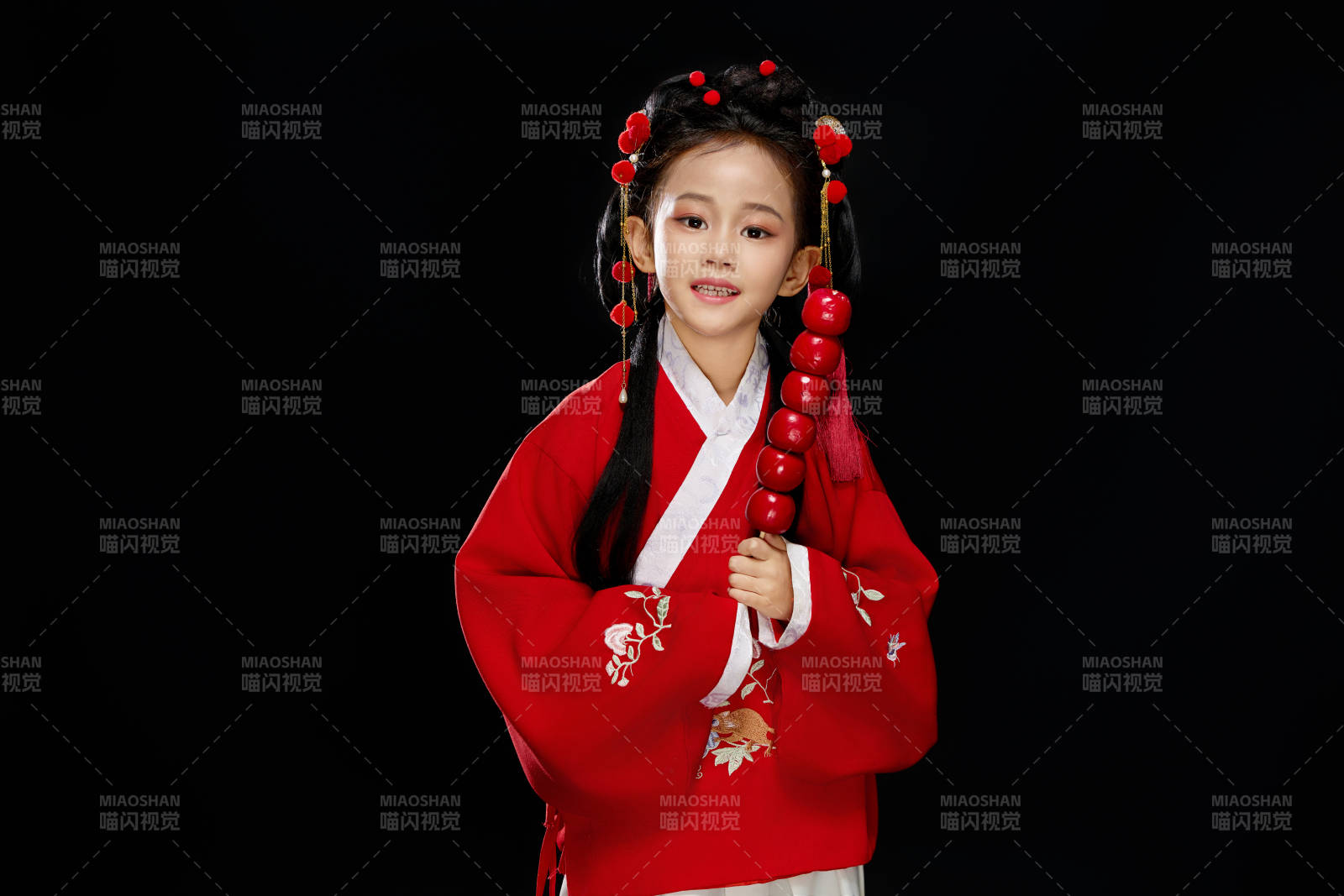 黑色背景下穿着中国明制汉服的中国女童图片