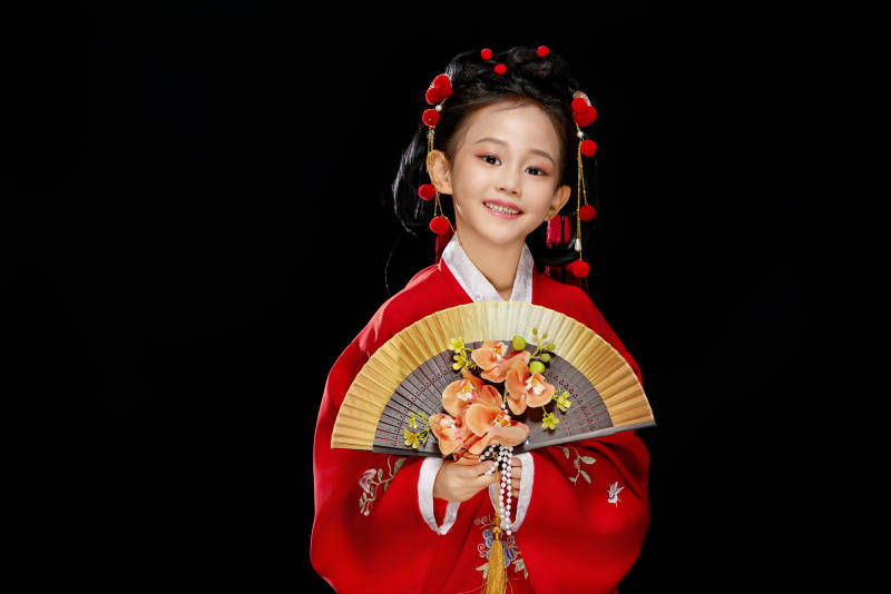 黑色背景下穿着中国明制汉服的中国女童图片