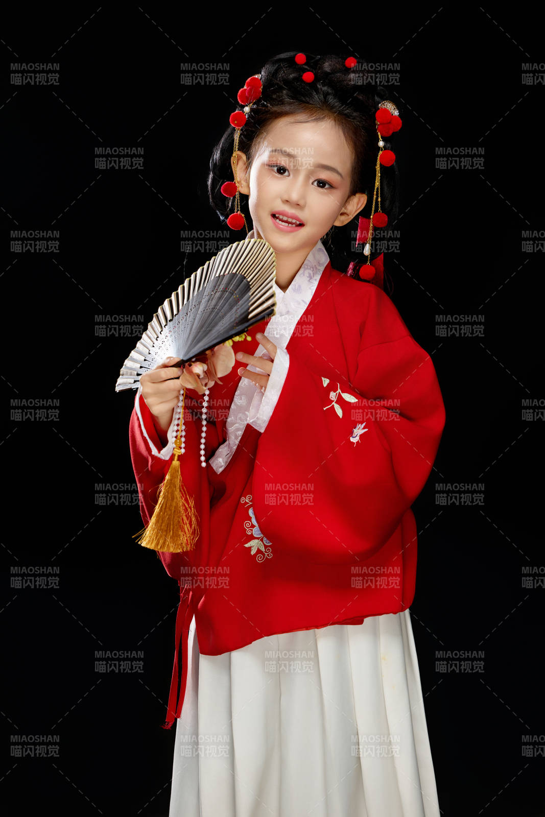 黑色背景下穿着中国明制汉服的中国女童图片