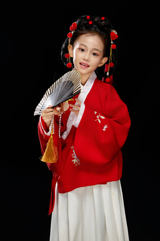 黑色背景下穿着中国明制汉服的中国女童图片