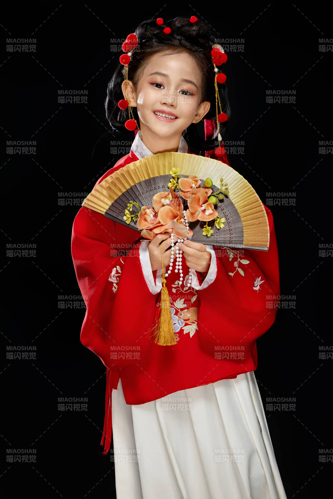 黑色背景下穿着中国明制汉服的中国女童图片