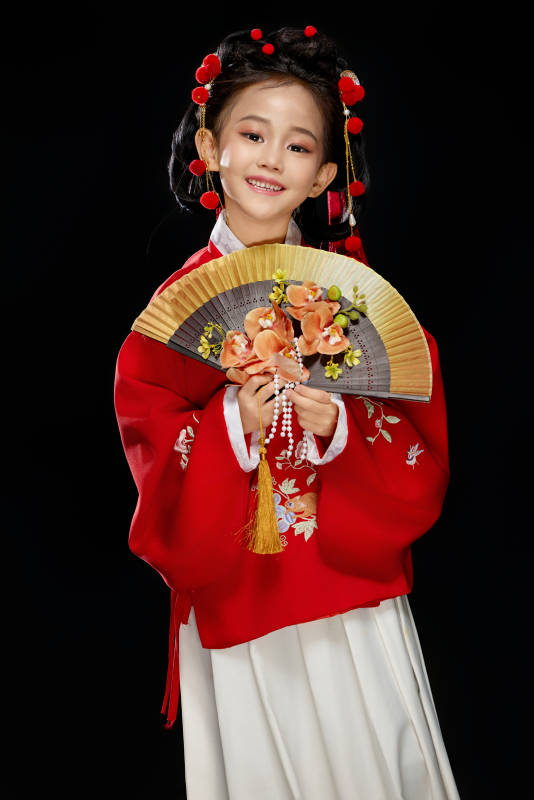黑色背景下穿着中国明制汉服的中国女童图片