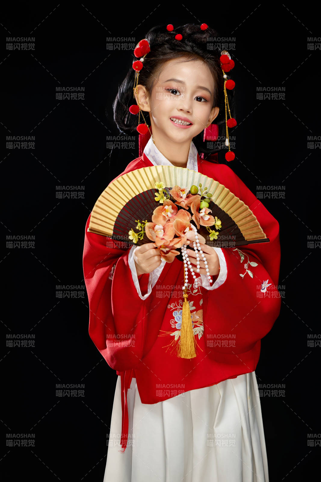 黑色背景下穿着中国明制汉服的中国女童图片